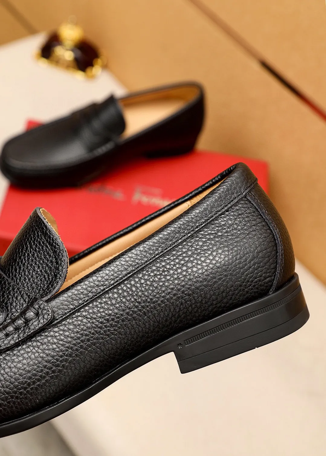 Men's shoes 💰480 💐 Product trademark: Ferragamo "Ferragamo" casual leather shoes Regular size: 38-44 (45🉑️customized) Product materials: Selected imported first-layer pebbled cowhide leather upper, imported water-dyed cowhide leather lining. Strong three-dimensional visual effect, original outsole color: 3⃣️seed leather materials available